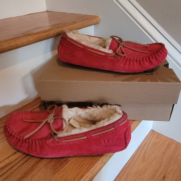 Women's UGG Red Slippers with Fuzzy Inside - Picture 2 of 5